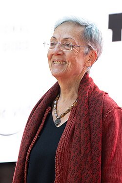 Feride Çiçekoğlu portresi