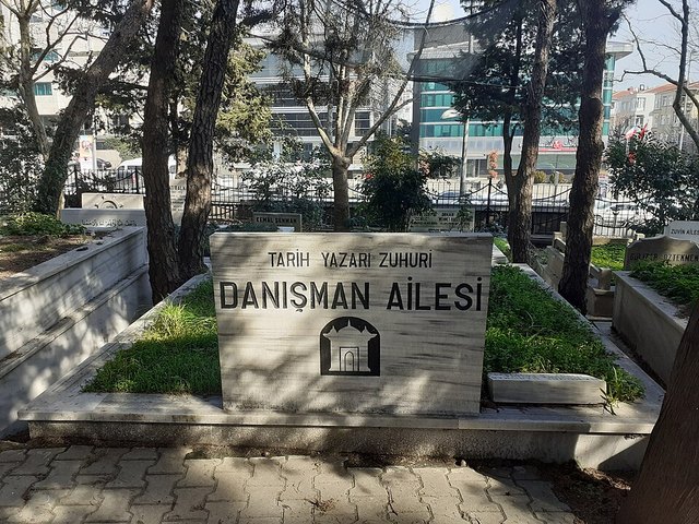 Zuhuri Danışman portresi