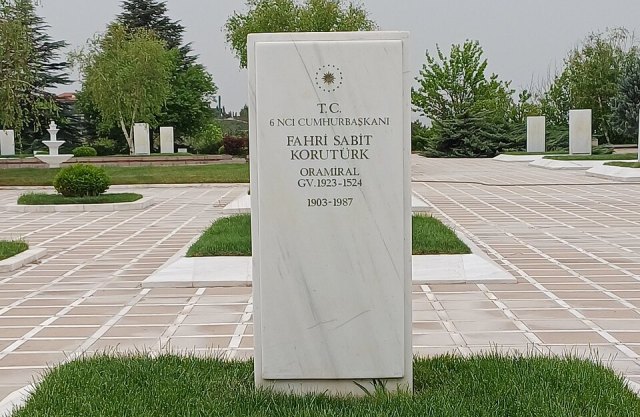 Fahri Korutürk portresi