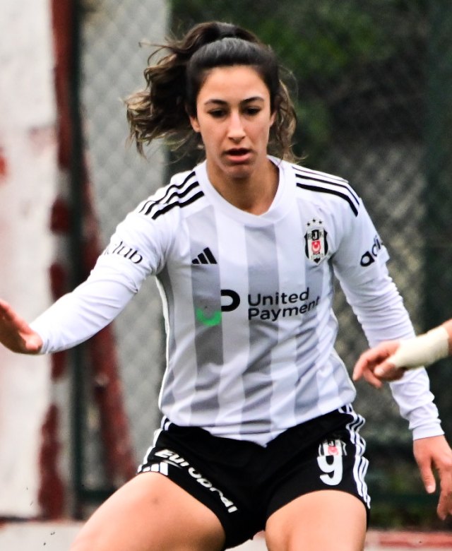 Esra Manya portresi