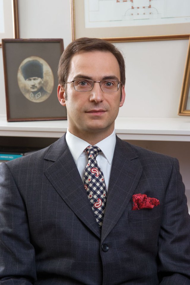 Ömer Koç portresi