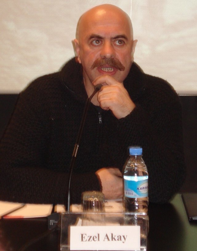 Ezel Akay portresi